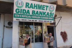 Rahmet Gıda Bankası’ndan muhtaç ailelere yardım