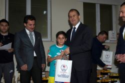 Başarılı sporculara kırtasiye ve giyecek dağıtıldı