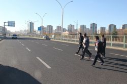 Çitleri sökülen refüj kazalara davetiye çıkarıyor