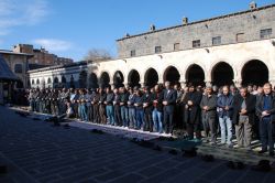 Sur’da sadece 2 camide Cuma Namazı kılındı