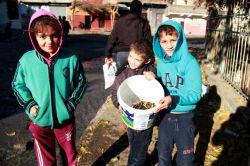Çatışmalardan kalan boş kovanlar çocuklara harçlık oldu