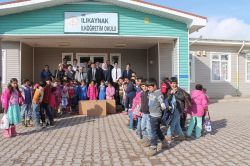 İpekyolu İlçe Milli Eğitim Müdürlüğü kitap dağıttı