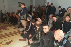 Silopililer bir evde toplanarak Cuma Namazı kıldı