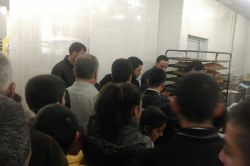 Cizre’de hayırseverler halka ekmek dağıttı