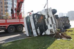 Devrilen beton mikserinden yara almadan kurtuldu