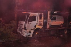 Mersin’in Tarsus ilçesinde PKK’liler bir TIR’ı sürücüsüyle birlikte yakmak istedi