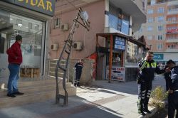 Çarptığı elektrik direğini devirdi