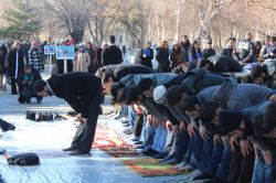 ODTÜ'deki olayları açık alanda namaz kılarak protesto ettiler