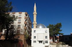 Minaresi içeride kalan cami ibadete açıldı