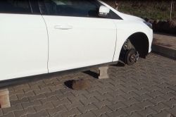 Hırsızlar park halindeki araçlara dadandı