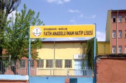 Okulu yakmak isteyen PKK’lilere halk engel oldu