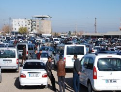 Ji ber pevçûnan gel wesayîtên xwe difroşe