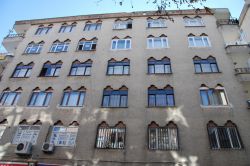 Diyarbakır’da çatışmalardan uzak binaya roket isabet etti