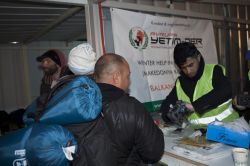 Avrupa Yetim-Der Makedonya sınırında mültecilere ulaştı