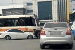 Gaziantep’te otomobil ile tramvay kafa kafaya çarpıştı