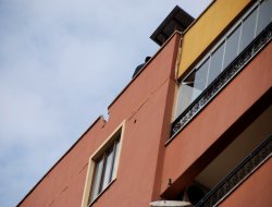 Sur’daki çatışmalarda atılan roket binayı vurdu