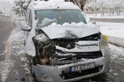 Kar yağışı beraberinde kaza getirdi