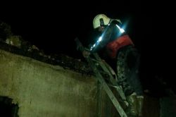 Mersin’de yangına müdahale eden itfaiyenin suyu dondu