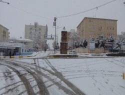 Çınar’da yoğun kar yağışı devam ediyor