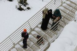 Karla kaplanan üst geçitlerin temizlenmemesine tepki