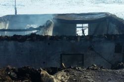 Çıkan yangında ev tamamıyla yandı