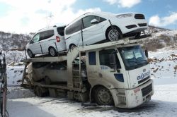 Kaza yapan TIR’lardaki araçlar yola savruldu