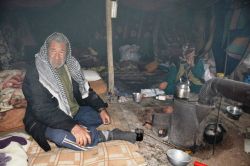 Suriyeli yaşlı çift eksi 4 derecede çadırda yaşıyorlar