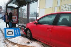 Yolda kayan otomobil durağa daldı