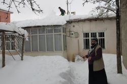 Van'da 8 kişilik aile hasarlı evde barınıyor