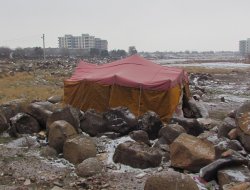 Malbata Sûrî digel hewaya serma di konê de dijî