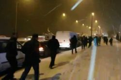 Yol kapanınca kilometrelerce yürüdüler