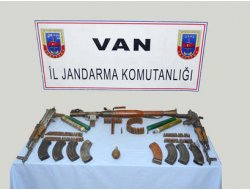 Bahçesaray'da 1'i Ölü 2 PKK'lı Ele Geçirildi