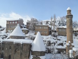 Bitlis’te yeniden etkili olan kar köy yollarını kapattı
