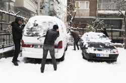 Diyarbakır’da görme engellilerden kartopu oynadı