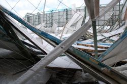 Kar nedeni ile spor tesisinin çatısı çöktü