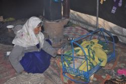 Bebekleri donarak ölen Suriyeli aileye yardım yapıldı