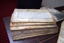 Yakılan kitaplar yaşanan zulmü günümüze taşıyor