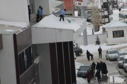 Karı temizlemek için hayatlarını riske atıyorlar