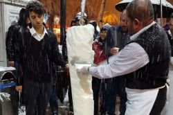 Kar yağışı altında dondurma keyfi