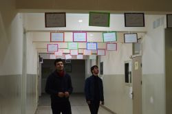 Okul koridoruna astıkları yazılarla Arapça çalışıyorlar