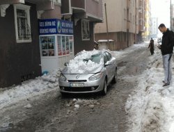 Çatıda biriken kar aracın üzerine düştü