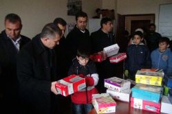 Suriyeli öğrencilere ayakkabı yardımı yapıldı