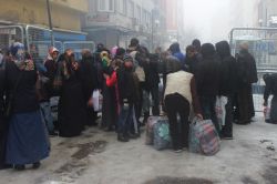 Halk Sur’daki yakınlarına erzak ulaştırmaya çalışıyor