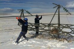 Doğu’da fırtına ve tipi elektrik direklerini devirdi