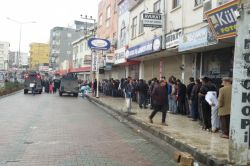 Cizre’de halka gıda kolileri dağıttı