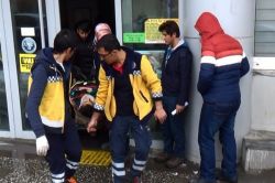 Kafasına buz kütlesi düşen öğrenci ağır yaralandı