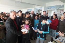 Müftü Arvas öğrencilere kitap hediye etti