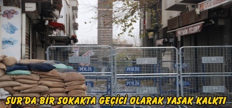 Sur’da bir sokakta geçici olarak yasak kalktı