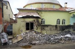 Van’da PKK'lilerin patlattığı bombadan mahalle camisi zarar gördü