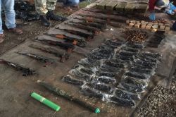 Silvan'da bir otomobilden cephanelik çıktı